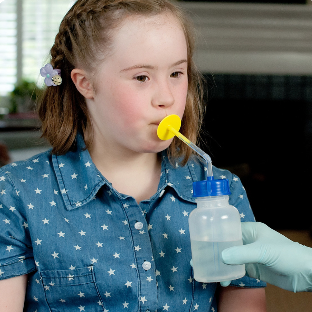 Den smarte Cip-Kup fra ARK kan modvirke fejlsynkning. Cip-kup stiller mindre krav til oralmotorisk funktionsevne og styrke end almindeligt sugerør, takket være den medfølgende ventil