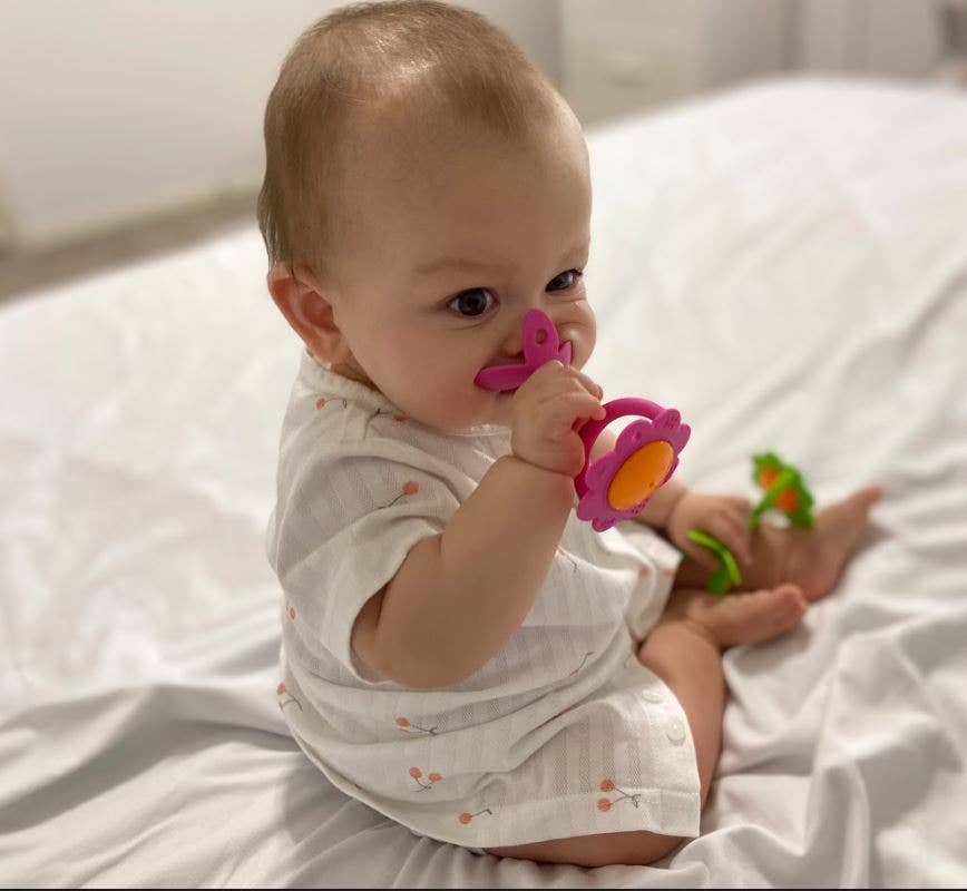 Denne prisvindende bidering med rangle lindrer Babys ømme gummer. Det gennemtænkte design med lyd- og oralmotorisk stimuli styrker samtidig Babys sanseudvikling